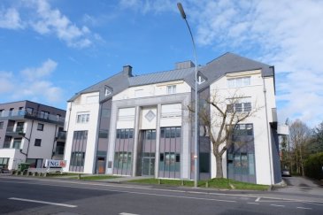 --------LOUE-----------
STRASSEN, splendide Appartement meublé de 60 m2 habitable  situé au 3ème étage avec ascenseur, avec deux belles terrasses, très lumineux et comprenant : entrée avec meubles à chaussures, living avec accès balcon de 10 m2, canapé en cuir, meuble TV avec TV Samsung, repose-pieds en cuir, une cuisine équipée avec îlot central , plaques induction, four cuisson vapeur, four, lave vaisselle, frigo, congélateur avec production glaçons,2 tabourets,  une salle de douche avec WC, chambre à coucher avec TV, grand placard/dressing avec tringles, étagères, tiroirs, et beaucoup de rangements, une deuxième terrasse de 10 m2, un grenier /cave de 8m2 au 4ème étage avec ascenseur, une place de parking numéro 25 au premier sous-sol, lave linge et sèche linge dans buanderie commune.
Libre le 1er Mai 2020.
Contact et visites: Rosalba MAITRE, téléphone : 691 550 189