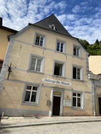 À vendre : Immeuble remarquable à Vianden

Découvrez ce superbe bâtiment, idéalement situé au cœur de Vianden, offrant une surface habitable de 550 m².

Ce bien se compose de :

Espace commercial au rez-de-chaussée :
- Brasserie de 60 m²
- Restaurant avec capacité de 60 places
- Espace lounge à l'étage
- Cuisine entièrement équipée

À l'étage :
- Premier étage : 
  - Appartement d'une chambre
  - Appartement de deux chambres
  - Studio

- Deuxième étage :
  - Appartement de quatre chambres, avec salle de douche, WC séparé. Idéal pour colocation.

- Troisième étage :
  - Appartement mansardé d'une chambre, avec salle de douche et WC

Cet immeuble offre de nombreuses possibilités, tant pour l'exploitation commerciale que pour la location résidentielle. Ne manquez pas cette occasion unique d'investir dans un bien au charme authentique.

Contactez-nous pour plus d'informations ou pour organiser une visite !