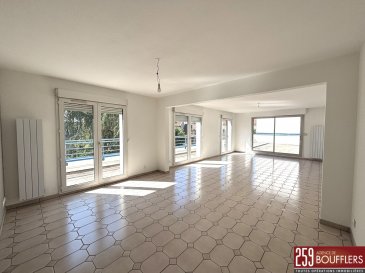 NANCY / GRAND APPARTEMENT AVEC TERRASSE ET GARAGE.  Venez découvrir à NANCY, secteur Saint-Fiacre-Trois Maisons, idéalement situé proche de toutes commodités et à moins de 15 minutes à pieds du Parc de la Pépinière, ce grand appartement de 3 pièces principales, d'une surface de 127.68m2 carrez, situé au troisième et dernier étage d'une petite Résidence dénommée 'ART NOUVEAU'. Très lumineux, cet appartement offre : une grande entrée de 26.54m2 avec placards, une spacieuse pièce de vie de 42.58m2, une cuisine séparée et équipée avec placards, un cellier avec arrivée d'eau, un WC séparé, une première chambre de 10.06m2 avec sa salle d'eau et une seconde chambre de 20.82m2 avec son espace dressing et sa salle de bains (douche + baignoire). Grande terrasse privative avec arrivée d'eau vous permettant de profiter de l'extérieur (accessible par l'entrée et la pièce de vie). Cave privative au sous-sol. Garage privatif au sous-sol. Chauffage individuel électrique. Fenêtres double vitrage. Climatisation réversible air chaud/air froid. Immeuble équipé de la Fibre optique. Loyer : 1 280.00 EUR charges comprises (soit 1 130.00 EUR de loyer + 150.00 EUR de provision sur charges comprenant l'eau froide, l'électricité des parties communes, l'entretien des parties communes et de l'ascenseur, ainsi que la taxe des ordures ménagères). Dépôt de garantie : 1 130.00 EUR. Honoraires : 1 130.00 EUR TTC dont 383.00 EUR pour l'état des lieux. Si vous avez besoin d'aide dans votre recherche de logement, votre agence AGENCE DE BOUFFLERS se fera un plaisir de vous aider. www.agencedeboufflers.fr. DISPONIBLE IMMEDIATEMENT.
Les informations sur les risques auxquels ce bien est exposé sont disponibles sur le site Géorisques : www.georisques.gouv.fr