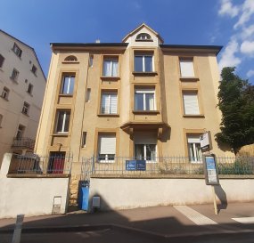DUPLEX 5P - BALCON - CAVE - GARAGE
Au centre-ville de Montigny-lès-Metz, à proximité des écoles, commerces, transports et parcs, au 2ième et 3ième étage d'un immeuble bien tenu, bel appartement 5pièces en duplex de 103 m² avec cave et garage fermé.
Il se compose au 1er niveau d'un espace salon-séjour de 32m², avec accès sur un balcon, d'une cuisine séparée meublée et équipée, de deux chambres (dont 1 avec accès balcon), d'une salle de bain et d'un wc séparé. 
A l'étage vous trouverez une suite parentale avec sa salle d'eau privative. 
Chauffage individuel au gaz.
Disponible au 1er Août 2023.