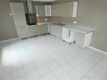 Marspich,

Très au calme, dans une ruelle peu passante,

Au sein d'une petite copropriété de 3 logements propre et bien entretenue,
Au 1er étage,

Lumineux duplex entièrement rénové d'environ 80m² comprenant,

en plain-pied :cuisine équipée ouverte sur vaste pièce de vie de 50m2, une chambre de 14m², une salle d'eau avec douche meuble vasque et sèche serviette, wc séparé avec lave main et une buanderie.

En duplex: 2 pièces mansardés (hauteur sous plafond réduite )pouvant servir de chambres d'enfant.

DV PVC, appartement entièrement isolé, chauffage élec.

Parking public à 15m en face de la résidence

disponible le 12 Août 23

06-28-83-24-81
