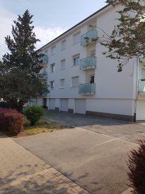 A louer à Helmsange, un studio non-meublé au 2ème étage d'une résidence sans ascenseur comprenant un hall d'entrée avec placard, une salle de douche, un séjour avec accès balcon, une cuisine séparée, une cave et un garage fermé.

Libre de suite.
Caution 2280 Eur.