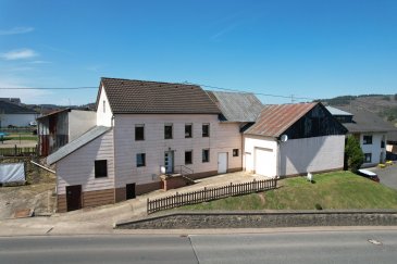 Charmanter Bauernhof mit großem Garten und Ausbaupotenzial – Nähe Luxemburg
Willkommen in Geichlingen, einem malerischen Ort in der Südeifel – nur wenige Minuten von der luxemburgischen Grenze entfernt. Dieses liebevoll renovierte Bauernhaus aus dem Jahr 1850 verbindet historischen Charakter mit modernem Komfort und bietet zusätzlich vielfältige Erweiterungsmöglichkeiten.

Auf ca. 116 m² Wohnfläche verteilen sich vier Zimmer mit gemütlichem Wohncharakter, stilgerechten Holzböden und moderne Infrastruktur.
Besonders hervorzuheben:
•Modernisiertes Badezimmer (2024)
•Neue Elektroinstallation (2024)
•Kunststofffenster mit Isolierverglasung (2016)
•Dachstuhl und Dacheindeckung erneuert (2019)
•Gemütlicher Kaminanschluss im Wohnzimmer
•Einbauküche mit Speisekammer

Ausbaupotenzial & zusätzliche Flächen

Der Dachboden ist bislang nicht ausgebaut, bietet jedoch hervorragendes Potenzial für zusätzlichen Wohnraum, etwa für ein Studio, Atelier oder ein weiteres Schlafzimmer mit Bad. Dank des bereits erneuerten Dachstuhls ist der bauliche Grundstein gelegt – ideal für kreative Wohnideen.
Zudem bietet die große Scheune vielfältige Nutzungsmöglichkeiten – ob als Werkstatt, Hobbyraum oder zur Umwandlung in weiteren Wohnraum. Die Elektrik ist bereits für eine Photovoltaikanlage vorbereitet, was das Haus auch energetisch zukunftssicher macht.
Außenbereich – ein Gartenparadies
Das Grundstück mit ca. 979 m² ist ein echtes Highlight: gepflegter Rasen, liebevolle Bepflanzung, Obstbäume und eine großzügige Terrasse machen den Außenbereich zur persönlichen Oase. Ein Gartenteich mit Kois rundet das Bild harmonisch ab. Ideal für Gartenfreunde, Selbstversorger oder entspannte Grillabende mit Freunden.
Parkmöglichkeiten: 3 Garagenstellplätze & 7 Außenstellplätze bieten Platz für Familie und Gäste.

Fazit:
Ein gepflegter, stilvoll renovierter Bauernhof mit viel Charme und beeindruckendem Potenzial – grenznah zu Luxemburg. Eine seltene Gelegenheit für Pendler, Familien oder Investoren mit Weitblick.