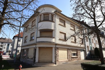 Situé au centre d'Oberkorn, dans la commune de Differdange, cet immeuble de rapport construit vers 1955 offre de nombreuses possibilités d'aménagement et un excellent potentiel de valorisation. 

Idéal pour investisseurs, projet locatif, colocation, habitation avec commerce ou transformation en plusieurs appartements, ce bien polyvalent peut répondre à de nombreux projets. 

La maison se trouve dans un quartier résidentiel proche de toutes les commodités : commerces, transports, écoles (LUNEX). 

Chaque étage est déjà configuré de manière à permettre l'aménagement d'un appartement individuel, ce qui représente une opportunité intéressante pour un projet d'investissement. 

L'immeuble nécessite une rénovation complète afin de correspondre aux standards actuels, offrant ainsi la possibilité de repenser entièrement les espaces et d'optimiser le potentiel du bien. 

Composition du bien : 

- Sous-sol : Buanderie, Chaufferie (installée en 2008 ? dernière révision en 2025) 
- Rez-de-chaussée : Commerce (ancienne boucherie), Living, Bureau 
- 1er étage : 3 chambres à coucher, Cuisine, Salle de bain, Accès à une terrasse 
- 2e étage : 5 chambres, WC séparé, Salle de douche 
- Grenier : Espace aménageable (Toiture refaite en 2022)

Seule une visite sur place permettra de se rendre compte du potentiel réel de ce bien.

Pour organiser une visite, merci de nous contacter par e-mail à l'adresse suivante : immo@lx2.lu