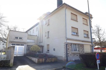 Situé au centre d'Oberkorn, dans la commune de Differdange, cet immeuble de rapport construit vers 1955 offre de nombreuses possibilités d'aménagement et un excellent potentiel de valorisation. Surface totale de 560 m² brut, dont 315 m² de surface habitable.

Idéal pour investisseurs, projet locatif, colocation, habitation avec commerce ou transformation en plusieurs appartements, ce bien polyvalent peut répondre à de nombreux projets.

La maison se trouve dans un quartier résidentiel proche de toutes les commodités : commerces, transports, écoles (LUNEX).

Chaque étage est déjà configuré de manière à permettre l'aménagement d'un appartement individuel, ce qui représente une opportunité intéressante pour un projet d'investissement.

L'immeuble nécessite une rénovation complète afin de correspondre aux standards actuels, offrant ainsi la possibilité de repenser entièrement les espaces et d'optimiser le potentiel du bien.

Composition du bien :

- Sous-sol : Buanderie, Chaufferie (installée en 2008 ? dernière révision en 2025) 
- Rez-de-chaussée : Commerce (ancienne boucherie), Living, Bureau 
- 1er étage : 3 chambres à coucher, Cuisine, Salle de bain, Accès à une terrasse 
- 2e étage : 5 chambres, WC séparé, Salle de douche 
- Grenier : Espace aménageable (Toiture refaite en 2022)

Seule une visite sur place permettra de se rendre compte du potentiel réel de ce bien.

Pour organiser une visite, merci de nous contacter par e-mail à l'adresse suivante : immo@lx2.lu