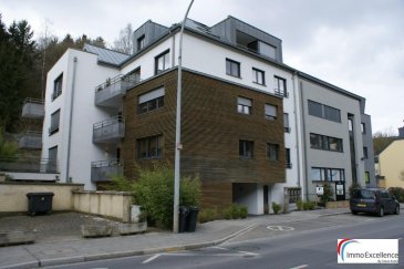 VENDU  !! IMMO EXCELLENCE vous propose en exclusivité un magnifique appartement haut de gamme d'une surface habitable d'environ 91 m2 situé au premier étage d'une Résidence à seulement 8 unités. L'appartement se compose d'un spacieux hall d'entrée avec des armoires encastrées, un grand living avec salle-à-manger et accès direct sur un balcon, une moderne cuisine équipée de marque comprenant un îlot central, deux chambres-à-coucher également avec armoires encastrés, une salle-de-bain avec double évier et W.C., un W.C. séparé, un balcon orienté plein sud, une cave ainsi qu'un garage.

Le Chauffage au sol, des volets électriques, un système d'alarme, des appareils ménagers haut de gamme, des armoires encastrées, un revêtement du sol en parquet de type ' bambou ' complètent cette belle offre.

RollingergrundûBelair-Nord (Rollengergronn/Belair-Nord en luxembourgeois) est l'un des 24 quartiers de Luxembourg-ville
