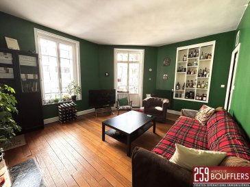 APPARTEMENT 4 PIECES / NANCY SECTEUR PRÉVILLE.  Venez découvrir à NANCY, secteur PREVILLE, rue Raymond Poincaré, cet appartement de 4 pièces principales, d'une surface de 84m2, situé au premier étage d'un petit immeuble en angle de rue. Offrant : une entrée, un espace rangement avec raccordement pour machine à laver, une cuisine séparée et équipée, un salon/séjour avec accès sur un petit balconnet, deux chambres (15.60m2 et 12.60m2), un bureau de 11.50m2, une salle d'eau et un WC séparé. Fibre optique. Chauffage individuel gaz. Cave privative au sous-sol. Idéalement situé, proche de toute commodité (transports, commerces, écoles...). Loyer : 930.00 EUR charges comprises (soit 880.00 EUR de loyer + 50.00 EUR de provision pour charges comprenant l'eau froide, l'électricité des parties communes, l'entretien des parties communes, ainsi que la taxe des ordures ménagères). Dépôt de garantie : 880.00 EUR. Honoraires : 880.00 EUR dont 252.00 EUR pour l'état des lieux. Si vous avez besoin d'aide dans votre recherche de logement, votre agence AGENCE DE BOUFFLERS se fera un plaisir de vous aider. www.agencedeboufflers.fr / agencedeboufflers@orange.fr. LIBRE LE 24 OCTOBRE 2025.
Les informations sur les risques auxquels ce bien est exposé sont disponibles sur le site Géorisques : www.georisques.gouv.fr