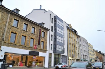  
Situé dans un immeuble moderne à l'entrée de la Ville de Luxembourg, ce penthouse de standing, construit en 2014 avec des finitions de qualité supérieure, dispose d’une surface habitable de ± 89 m². Accessible par ascenseur, celui-ci se trouve au 5ème et dernier étage d’une copropriété soignée et se compose comme suit :
 
La porte d’entrée s’ouvre sur un hall desservant, d’un côté, un lumineux séjour ± 42 m² avec cuisine ouverte ± 7 m² aménagée et équipée SIEMENS ainsi que la première chambre ± 14 m² incluant une salle de douche attenante (deux vasques, douche italienne, sèche-serviettes).
 
De l’autre côté du hall d’entrée, la partie nuit se compose d’un wc séparé ainsi que de la 2ème chambre ± 15 m² avec une salle de douche attenante (deux vasques, douche italienne, sèche-serviettes) et un dressing en suite.
 
A l’avant ainsi qu’à l’arrière de l’immeuble, deux terrasses de ± 31 et 28 m² (orientées sud et nord) sont accessibles depuis le séjour ainsi que les chambres.
 
Au sous-sol, une buanderie commune ainsi qu’une cave ± 8 m² complètent l’offre.

Généralités :
 
Appartement haut de gamme avec de belles finitions ;
Parquet dans les chambres et dans le séjour ;
Portes-fenêtres en oscillo-battant + ouverture sur le balcon ;
Classe énergétique 