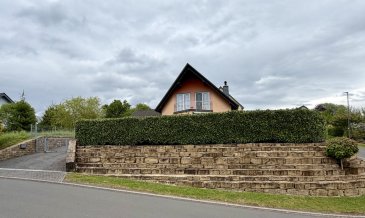 Dieses äußerst gepflegte Einfamilienhaus überzeugt durch seine stilvolle Außenanlage mit imposanten Bruchsteinmauern, die dem Anwesen eine besondere Wertigkeit und mediterrane Eleganz verleihen. Das vollständig eingefriedete Grundstück bietet Privatsphäre, Ruhe und ein harmonisches Wohnambiente in angenehmer Wohnlage von Pronsfeld.  

Das im Jahr 2006 erbaute Haus befindet sich auf einem ca. 796 m² großen Grundstück und verfügt über eine Wohnfläche von rund 150 m², verteilt auf zwei Etagen. Die Immobilie präsentiert sich in einem sehr gepflegten Zustand und eignet sich ideal für Familien, Paare mit Platzbedarf oder auch für Wohnen und Arbeiten unter einem Dach.  

Bereits im Eingangsbereich empfängt Sie eine durchdachte Raumaufteilung. Rechter Hand befindet sich die neuwertige Einbauküche mit hochwertigen Elektrogeräten. Direkt angrenzend bietet ein praktischer Vorratsraum zusätzlichen Stauraum und kurze Wege im Alltag. Ebenfalls im Erdgeschoss stehen ein separater Hauswirtschafts- beziehungsweise Vorratsraum sowie ein Gäste-WC zur Verfügung.  

Das gemütliche Wohnzimmer mit ca. 25 m² Wohnfläche überzeugt durch seine angenehme Atmosphäre und den direkten Zugang zur Terrasse. Eine elektrische Markise sorgt hier für komfortablen Sonnenschutz. Zusätzlich besteht die Möglichkeit, einen Holzofen zu installieren, der dem Wohnbereich noch mehr Behaglichkeit verleihen kann.  

Im Obergeschoss befinden sich drei bis vier flexibel nutzbare Schlafzimmer. Ob Kinderzimmer, Büro, Gästezimmer oder Ankleide ? hier lassen sich individuelle Wohnkonzepte problemlos umsetzen. Das großzügige Badezimmer ist mit Badewanne und Dusche ausgestattet. Von zwei der Zimmer gelangen Sie auf den Balkon.  

Die Ausstattung des Hauses unterstreicht den gepflegten Gesamteindruck:  
Fußbodenheizung im Obergeschoss  
Heizkörper im Erdgeschoss  
Doppelverglaste Fenster aus dem Baujahr 2006  
Teilweise elektrische Rollläden  
Hochwertige Dachpfannen  
Eine Garage für zwei Autos, mit zusätzlichem Dachboden. Heizungsanlage und Tanks im Garagenbereich Dachboden untergebracht  
Vier Außenstellplätze  

Der liebevoll angelegte Außenbereich bietet viel Platz für Familie, Gartenliebhaber oder entspannte Stunden im Freien. Die hochwertige Einfriedung und die geschmackvolle Gestaltung verleihen dem gesamten Anwesen einen repräsentativen Charakter.  
Vollständig eingefriedetes Grundstück  

Fazit  
Ein äußerst gepflegtes und hochwertig ausgestattetes Zuhause mit viel Platz, durchdachter Raumaufteilung und einem besonders ansprechenden Außenbereich. Diese Immobilie vereint Wohnkomfort, Funktionalität und eine attraktive Optik in ruhiger Lage von Pronsfeld.  
Gerne vereinbaren wir einen Besichtigungstermin mit Ihnen.