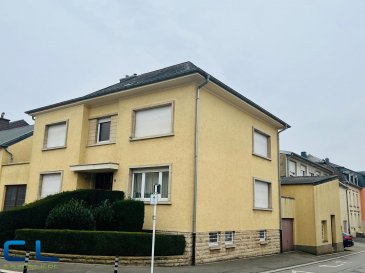 Nous vous proposons en vente à Bettembourg, dans une rue tranquille, cette belle maison des années 1973.

Avec une surface total de 350m2, dont 200m2 actuellement habitables, cette maison se compose comme suit: 

- rdch: grand hall d'entrée, bureau, wc séparé, grand salon-salle à manger, cuisine avec accès sur une terrasse.
- étage: grand hall, salle de bain, quatre grandes chambres a coucher.
- mansarde: grande mansarde ouverte pouvant être aménagée +- 50m2
- sous-sol : garage, cave, buanderie, salle de jeux ou autres.
Annexes et deuxième garage, autorisés à démolition.

Dans un très bon état général, pouvant être habitée dans l'immédiat.
-  Le CPE est en cour de réalisation.

Les frais d'agence sont inclus dans le prix de vente et sont à charge du vendeur. 

Pour toute demande de visite ou informations complémentaires, n'hésitez pas à nous contacter au 265341 ou directement notre agent Mme VEIGAS au 621 505 621 ou par mail: cristina.veigas@cl-immo.lu