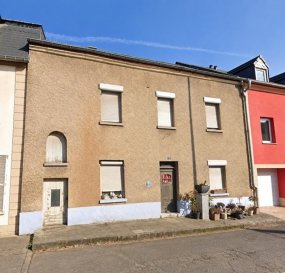 IDEAL POUR PROMOTEUR 
Opportunité Investisseur à Mersch : Projet Résidentiel de 3 Appartements
Idéalement situé à Mersch, rue Nicolas Welter, découvrez ce terrain à fort potentiel de 2,91 ares, comprenant une ancienne maison à démolir. Une opportunité rare pour les promoteurs et investisseurs au cœur d'une commune en pleine expansion.
Potentialité du Projet
Configuration : Idéal pour la réalisation d'une petite copropriété de 3 appartements.
Aménagements prévus : Places de parking privatives et caves incluses dans l'étude.
Atout technique : Plans d'architecte et concept de projet disponibles sur demande (soumis à autorisation communale).
Prix de vente : 750 000 €. Contact : Rosalba MAITRE, téléphone : 691 550 189, email : rosalba@parkagence.lu