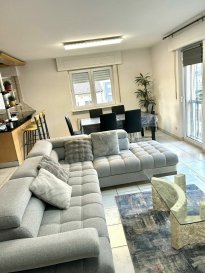 MANSO IMMO vous propose en location superbe duplex spacieux avec jardin dans une maison bi familiale à Rodange.

Situé dans une cité résidentielle très calme à Rodange, ce magnifique duplex d'environ 180 m² offre de très beaux volumes et un cadre de vie idéal pour une famille à la recherche de confort et de tranquillité.

Le logement se trouve dans une maison bi familiale bien entretenue et se distingue par sa luminosité, ses espaces généreux et son agréable jardin privatif.

Il se compose comme suit :

- 4 grandes chambres à coucher
- 1 petite chambre supplémentaire pouvant servir de bureau ou de chambre d'enfant
- Cuisine moderne entièrement équipée avec grand réfrigérateur américain
- Spacieux séjour et salle à manger ouverts avec cheminée
- Dressing
- Une salle de bains 
- Une salle de douche
- WC séparé
- Débarras

Extérieurs et annexes :
- Jardin privatif avec abri de jardin
- Coin grill dans le jardin
- Cave
- Garage fermé
- Emplacement extérieur devant le garage

Localisation :
La maison est située dans un quartier résidentiel paisible à Rodange, à proximité des commerces, écoles, transports et des axes principaux vers le sud du Luxembourg, la Belgique et la France.
Idéal pour une famille recherchant espace, confort et calme.

Disponibilité : 1er juin 2026
Loyer : 3 400 € / mois
Garantie locative : 2 mois de loyer + frais d'agence

Toutes les indications sont basées exclusivement sur les informations mises à notre disposition par nos clients. Nous n'assumons aucune garantie quant à l'exactitude et l'actualité de ces indications.

Pour plus d'informations, photos ou convenir d'un rendez-vous, vous pouvez nous contacter au :
352 24 51 33 79 info@mansoimmo.lu