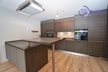 L'agence immobilière New Keys est ravie de vous présenter ce superbe appartement de deux chambres, offrant une surface habitable d'environ 62 m², idéalement situé à Tétange, dans la commune de Kayl.

Située au premier étage d'une résidence de cinq unités construite en 2018, cette propriété offre un cadre de vie agréable.

Le bien se compose comme suit :

- Un hall d'entrée.
- Une cuisine haut de gamme équipée (Siemens, céramique) ouverte sur un salon avec accès direct à une terrasse/balcon de 22,3 m² environ.
- Une première chambre de 16,5 m² environ avec accès au balcon.
- Une deuxième chambre de 11 m² environ avec accès au balcon.
- Une salle de douche moderne avec douche à l'italienne et WC, d'une superficie de 6 m² environ.
- Une terrasse/balcon de 10 m² environ.

Pour compléter ce bien, vous disposez également de :

- Une buanderie commune.
- Un emplacement carport de 16 m² environ.
- Une cave privative de 5,32 m² environ.

En termes de prestations techniques, l'appartement bénéficie de :

- Une classe énergétique A/B.
- Un chauffage au sol.
- Un triple vitrage.
- Une ventilation (Ubiflux w180).

Les charges mensuelles s'élèvent à 150 €.

Disponibilité immédiate !

Pour plus de renseignements ou pour organiser une visite, n'hésitez pas à nous contacter au +352 661 434 100 ou par e-mail à l'adresse kdif@newkeys.lu.