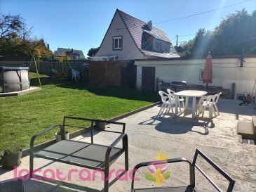MOYEUVRE GRANDE - Maison F5 de 93 m2. *** Sous compromis de vente*** 
Nouveauté à MOYEUVRE GRANDE, secteur Froidcul.
Découvrez cette maison individuelle rénovée, sur un terrain clos de près de 5 ares.
Vous trouverez au rez-de-chaussée : une entrée, une cuisine dinatoire avec îlot ouverte sur un séjour de 28 m², accès direct à une spacieuse terrasse, une chambre, une salle d'eau et un WC ;
A l'étage : deux chambres plus petites ainsi qu'un dressing ;
Au sous-sol : une cave carrelée avec chaufferie.
A l'extérieur : jardin entièrement clos, garage avec porte sectionnelle.
La maison est équipée de doubles vitrages PVC,  d'un adoucisseur d'eau, portail motorisé (possibilité de garer un autre véhicule sur la propriété). 
La maison peut être chauffée par le gaz (chaudière à condensation de 2021), et également par un poêle à bois.