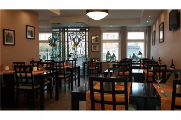 Veuillez contacter Franck Paul pour de plus amples informations :
- T : 691 657 074
- E : franck.paul@remax.lu

RE/MAX, Spécialiste de l'immobilier à Mersch, vous propose, à la vente, un immeuble de rapport avec 9 studios et 1 restaurant à vendre.

SITUATION : 

Ce bâtiment se trouve au centre de Mersch avec une situation privilégiée. À quelques pas, vous trouverez des parkings publics non payants. La gare et l'autoroute du Nord se trouvent à 2 minutes ainsi que toutes les commodités et les commerces. La route étant très passante, la situation du restaurant est idéale.

9 STUDIOS occupés et déclarés :

Les studios ont entre 20 et 40 m² et ils sont tous équipés d'une douche, toilette et kitchenette et un box au grenier. Ils sont également meublés et disposent tous du câblage TV et Internet. Rendement Brut 3,3?% sans l'exploitation ou la location du restaurant. 

RESTAURANT :

Toujours en activité avec une clientèle d'habitués fidèles, le propriétaire est installé depuis près de 20 ans. Les bilans sont consultables lors de la visite. La salle du restaurant dispose de 100 m² avec 60 places assises. Le bar est fonctionnel et dispose de tous les éléments nécessaires. La terrasse de 30 m² dispose de 20 places. On trouve également une salle de banquet de 42 m² qui peut accueillir + ou - 40 personnes, cette pièce dispose également d'une télévision. La cuisine et la plonge de 35 m² disposent de tous les éléments nécessaires pour fonctionner. La cave au sous-sol dispose de 40 m². Le restaurant bénéficie d'une gestion rigoureuse. Tous les documents (assurances restaurant et studios, normes de sécurité, certificats Haccp, autorisations, etc.) sont à jour.   

AUTRES INFORMATIONS SUR LA PROPRIÉTÉ :

Le terrain de 740 m² est totalement couvert.
Cette propriété est composée de plusieurs bâtiments.
Le bâtiment principal a été entièrement rénové en 2011.
Le bâtiment à l'arrière dispose de 340 m² au sol. Vous y trouverez différents types de stockage, le toit est étanche mais pas isolé.
Il y a un grand potentiel sachant que plusieurs dizaines de mètres carrés  ne sont pas encore exploités. 
La parcelle se situe en Zone Mixte. 

Pour toute information complémentaire ou une visite, n'hésitez pas à nous contacter.       

Frais d’agence RE/MAX : à la charge de la partie venderesse