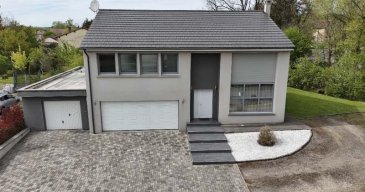MAISON CONTEMPORAINE INDIVIDUELLE (2009) – HINCKANGE (PROCHE BOULAY - 57220). 
153 m² habitables – Terrain de 14,19 ares – Zéro travaux, prête à vivre
Dans un environnement calme à 20 mn seulement de l’agglomération messine, découvrez cette maison contemporaine non mitoyenne construite en 2009, alliant parfaitement modernité, volumes et aspects pratiques. Pas de travaux à prévoir : vous n’avez plus qu'à poser vos meubles.
Des espaces de vie fluides et lumineux
•	Rez-de-chaussée (Espace jour parfaitement fonctionnel) :
o	Une immense pièce de vie ouverte (Salon / Séjour / Cuisine) de plus de 56 m² baignée de lumière naturelle.
o	Un espace bureau de 8,8 m² (idéal pour le télétravail).
o	Une pièce SPA dédiée à la détente (5,5 m²).
o	Une buanderie pratique de 9,4 m² et un WC avec lave-mains.
•	À l'étage (Espace nuit) :
o	3 belles chambres (12,7 m², 13,3 m² et une grande de 16,9 m²).
o	Un véritable dressing attenant de 7,4 m².
o	Une grande salle de bains de 10 m² et un WC séparé.
Extérieurs & Annexes pratiques
•	Terrasse de 54 m² entièrement carrelée à l'arrière, ouverte sur un grand jardin plat, engazonné et clos (parcelles totalisant 14,19 ares).
•	Garages et stationnement : Un garage double motorisé + un second garage indépendant (capacité totale de 3 véhicules). Grande cour pavée soignée permettant de stationner 4 à 5 véhicules facilement.
Prestations techniques de qualité
•	Chauffage économique : Chauffage central par le sol via Pompe à Chaleur (PAC) au rez-de-chaussée et à l’étage, complété par un poêle à bois chaleureux dans le séjour.
•	Confort au quotidien : Volets roulants motorisés, fenêtres double vitrage PVC, système d'aspirateur centralisé, adoucisseur d'eau et connexion Fibre.
•	Électricité : Aux normes.
Une maison est parfaitement fonctionnelle, lumineuse et impeccablement entretenue. À visiter sans tarder !
Pour plus d'informations ou pour organiser une visite, contactez 
Gérard STOULIG – Agent commercial EI au : 06 03 40 33 55 – agenceabel@gmail.com
NB : Les frais d’agence sont à la charge du vendeur.