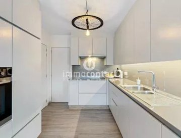 L’agence immobilière Immo-Contact vous propose cette charmante maison 3 chambres d’une surface de +/− 120 m², idéalement située à Waldbillig, dans la commune de Waldbillig.

La maison offre un cadre de vie agréable et fonctionnel, parfait pour une famille ou un couple à la recherche de calme et de nature, tout en restant proche des axes principaux.

Le bien se compose comme suit :

Rez-de-chaussée :
- hall d’entrée
- Espace de vie lumineux comprenant un salon, une cuisine équipée ouverte et un espace salle à manger avec accès direct à la terrasse et au jardin orienté Ouest
- WC séparé

Premier étage :
- 2 chambres à coucher
- 1 salle de bain

Dernier étage :
1 chambre à coucher

En complément :
- Garage
- cave

Le jardin, bien orienté, permet de profiter pleinement des fins de journée ensoleillées dans un environnement paisible et verdoyant.

Un bien idéal pour une vie de famille dans un cadre naturel recherché.

Visites possibles en semaine et le samedi.


Pour toutes informations contactez-moi au +352 621 391 355 ou contactez-nous au +352 26 311 992
Estimation gratuite de votre bien sous 48h : +352 26 311 992 ou [info@immocontact.lu]*