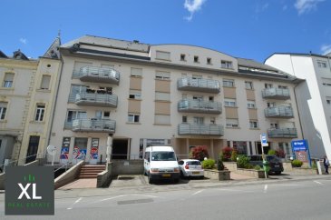 Exclusivité XL:

Local commercial / bureau de 49 m² situé au cœur d'une galerie marchande dans une belle résidence au centre de Bettembourg.

Sur une surface d'environ 49 m², ce local commercial est actuellement agencé comme suit:

- Un hall d'accueil avec espace salle d'attente de 13 m²
- 2 grands bureaux de 10 m² et 11,5 m²
- Une petite cuisine équipée
- Un débarras
- Un WC 

Accès handicapé, local commercial actuellement utilisé comme cabinet dentaire.

Idéal pour un cabinet médical, profession libérale ou fiduciaire.

***Possibilité d'acheter le local commercial voisin de 69 m² proposé à 279 000 € et faire communiquer les deux locaux***

Informations complémentaires sur demande et visites sur rdv.

Disponibilité à convenir.