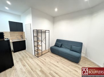 STUDIO RÉNOVÉ - LIVERDUN.  COUP DE COEUR ! Venez découvrir à LIVERDUN, en contre-bas de la cité médiévale (rue de la Gare), ce studio lumineux d'une surface de 19.28m2, situé au rez-de-chaussée d'une petite monopropriété entretenue. Ce bien rénové avec des matériaux de qualité offre : une entrée, une pièce de vie avec kitchenette ouverte totalisant 15.60m2 et une salle d'eau avec WC. Emplacement de parking extérieur privatif au sein de la monopropriété (en arrière cour avec accès par une porte automatisée). Chauffage individuel électrique. Proche de toutes commodités (transports, gare, commerces, écoles, pharmacie, aire de jeux...). Loyer : 415.00 EUR charges comprises (soit 365.00 EUR de loyer + 50.00 EUR de provision sur charges comprenant l'eau froide, l'électricité des parties communes, l'entretien des parties communes, ainsi que la taxe des ordures ménagères). Dépôt de garantie : 365.00 EUR. Honoraires : 212.00 EUR dont 57.00 EUR pour l'état des lieux. Si vous avez besoin d'aide dans votre recherche de logement, votre agence AGENCE DE BOUFFLERS se fera un plaisir de vous aider. www.agencedeboufflers.fr / agencedeboufflers@orange.fr DISPONIBLE IMMÉDIATEMENT.
Les informations sur les risques auxquels ce bien est exposé sont disponibles sur le site Géorisques : www.georisques.gouv.fr