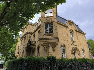 BUREAUX DE STANDING
CONTACT Philippe.HAUSHERR.
EXCEPTIONNEL : BUREAUX de CARACTÈRE de 120m2 environ en Rez de Chaussée sur élevé , à proximité immédiate du Centre ville de THIONVILLE, à 6 mn à pieds de la Gare, près des embranchements Autoroute, Arrêt de bus devant la porte.
Grande Place de Parkings public et Borne de recharge électrique au pieds de l'immeuble.
Cet Espace très confortable aux prestations de qualité, au sein d une maison de Maitre de 3 lots et dans un très beau cadre végétalisé possède une très belle hauteur de plafond .
Un hall d entrée dessert plusieurs pièces. Une cave existe  .
Fenêtres double vitrage tres récentes , visiophone, chauffage au gaz individuel ,Fibre optique.

Disponibilité MARS.
Honoraires à la charge du locataire : 1500€ TTC
Dépôt de garantie 4000€
Annonce rédigée par Philippe HAUSHERR, agent commercial enregistré au RSAC THIONVILLE sous le numéro TI 332 168 434 ,détenteur de l'Attestation de Collaborateur de l'Agence Immobilier. 7 place au bois 57000 THIONVILLE.
Carte professionnelle n° 025 433 Transactions sur immeubles et fonds de commerce délivrée par la CCI de la Moselle. Responsabilité civil professionnelle AXA Paris. Absence de garantie financière : non détention de fonds, effet ou valeur, autre que ceux représentatifs de sa rémunération ou de sa commission, à l'occasion des opérations spécifiées par l'article 1er (1°à 5°) de la Loi du 2 Janvier 1970