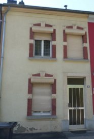 VENDUE  VENDUE  VENDUE  VENDUE  VENDUE LUXPROIMMO, vous propose à la vente cette charmante maison entièrement à rénover et disposée comme suit:

Rez-de-chaussée: Hall d’accueil, cuisine et living;
1er étage: 2 chambres à coucher;
2e étage: 1 chambre à coucher et salle de bains;

Sous-sol: Cave, wc séparé, buanderie et coin chaufferie.

Située proche de toutes commodités: Gare CFL, écoles, commerces, transports en commun....   
