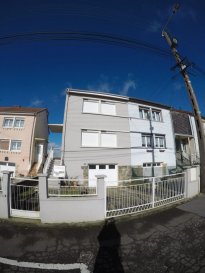 UNE MAISON JUMELEE ELEVEE SUR GARAGE CHAUFFERIE ET CAVE. AU RDC SURELEVE UNE ENTREE CUISINE SALON SEJOUR WC A L'ETAGE TROIS CHAMBRES ET SALLE DE BAINS COMBLES, COURETTE DEVANT ET JARDIN A L'ARRIERE 