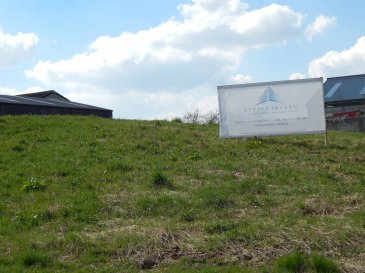 Joli Terrain de 14.5 are à vendre à Boxhorn.

Le terrain ce trouve dans le PAG.

Ce terrain est vendu sans contrat de construction et se prête pour la construction de deux maisons jumelées libre des 3côtés avec 28m façade et plus ou moins 15m de profondeur. 

Possibilité de construire un ou des garages devant chaque maison (au RDC) ou derrière chaque maison avec passage.

Toute construction aura au maximum un Rez-de-chaussée (garage)/Etage/Combles (80%).

Tout contact par mail ou téléphone.

Mandant exclusif !


Terrain vun 14.5 are zu Boxhorn ze verkafen.

Den Terrain befënnt sech am PAG, dat heescht et kann een endéans 1-2 Méint eng Baugenehmegung kréien.

Den Terrain gëtt och ouni „contrat de construction“ verkaf!

Et kann een zwee o Jumelés Häiser bauen, matt 28m Stroossenfacade an em 15m déift.

Garagen kann een vir oder hannen bauen!

Constructioun kann maximal a RDC/1 Stack/bewunnbar Späicher hunn.

Netto max. Wunnraum em 260-300m2 Pro Haus

Fir all weider Froen, einfach mailen oder uruffen!

Exklusiv Mandat!



Schwätze Lëtzebuergesch

Parle Français

Spreche Deutsch

Speak English


Nous sommes, en permanence, à la recherche de nouveaux biens à vendre (terrains, maisons, appartements).

N‘hésitez pas à nous contacter si vous souhaitez vendre ou échanger votre bien, nous vous ferons une estimation professionnelle.