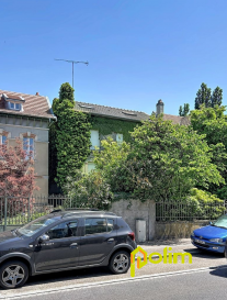 Jolie maison bourgeoise F7 de 133.59m2 sur sous-sol, terrain.  Proche de toutes commodités, accès direct autoroute, maison BOURGEOISE comprenant au rdc : un salon, un bureau, un séjour, une cuisne, au dessus 4 chambres, salle de bains et wc, combles. Beau terrain clos et arboré de 1100m2 . Garage une voiture. Prévoir travaux de rafraîchissement.
 Les informations sur les risques auxquels ce bien est exposé sont disponibles sur le site Géorisques : www.georisques.gouv.fr