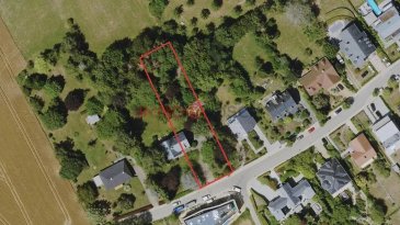 Terrain constructible de 14,73 ares à vendre – Berchem (Rue de Monté)

Immo Losch vous propose en vente ce terrain constructible rare de 14,73 ares, idéalement situé dans la rue de Monté à Berchem, au sein d’un quartier calme, verdoyant et résidentiel.

Ce terrain offre une opportunité unique pour la construction d’une maison individuelle.
(Morcellement à réaliser)

Atouts du terrain

Superficie totale constructible : 14,73 ares

Possibilité de construire une maison individuelle.

Environnement paisible dans une impasse résidentielle

Cadre verdoyant et tranquille

À quelques minutes des accès autoroutiers, commerces et transports vers Luxembourg-Ville

Possibilité d'acquérir du terrain supplémentaire

En complément, il est possible d’acquérir un terrain non constructible de 36,86 ares situé directement derrière le terrain constructible, au prix de 80.000 €.

Ce terrain supplémentaire est idéal pour :

préserver la tranquillité et l'intimité,

un usage loisirs, potager, jardin,

l’accueil d’animaux (chevaux, moutons, etc.).

Informations importantes

Une maison ancienne est actuellement présente sur le terrain.
Elle devra être démolie afin de permettre la construction du nouveau projet.

Une opportunité rare

Ce terrain représente une occasion exceptionnelle, que vous soyez :

un particulier souhaitant construire une maison sur une grande parcelle, ou

un investisseur cherchant un projet immobilier de qualité.

Les terrains de cette dimension, dans une telle localisation, sont extrêmement rares au Luxembourg.

Intéressé(e) ?

Pour plus d’informations ou pour organiser une visite, contactez Immo Losch :

Téléphone : +352 26 53 26 11
E-mail : info@immolosch.lu

Site : www.immolosch.lu

 ---------- 
Baugrundstück von 14,73 Ar zum Verkauf - Berchem (Rue de Monté)

Immo Losch bietet Ihnen dieses seltene Baugrundstück von 14,73 Ar zum Verkauf an. Es befindet sich in idealer Lage in der Rue de Monté in Berchem, in einem ruhigen, grünen und Wohngebiet.

Dieses Grundstück bietet eine einmalige Gelegenheit für den Bau eines Einfamilienhauses.
(Parzellierung zu realisieren)

Vorteile des Grundstücks

Bebaubare Gesamtfläche: 14,73 Ar

Möglichkeit, ein Einfamilienhaus zu bauen.

Friedliche Umgebung in einer Wohnsackgasse

Grüne und ruhige Umgebung

Nur wenige Minuten von den Autobahnanschlüssen, Geschäften und Verkehrsmitteln nach Luxemburg-Stadt entfernt

Möglichkeit, zusätzliches Land zu erwerben

Zusätzlich besteht die Möglichkeit, ein nicht bebaubares Grundstück von 36,86 Ar direkt hinter dem bebaubaren Grundstück zum Preis von 80.000 € zu erwerben.

Dieses zusätzliche Grundstück ist ideal für :

Ruhe und Privatsphäre zu bewahren,

eine Freizeitnutzung, Gemüsegarten, Garten,

die Unterbringung von Tieren (Pferde, Schafe usw.).

Wichtige Informationen

Derzeit befindet sich ein altes Haus auf dem Grundstück.
Es muss abgerissen werden, um den Bau des neuen Projekts zu ermöglichen.

Eine seltene Gelegenheit

Dieses Grundstück stellt eine außergewöhnliche Gelegenheit dar, egal ob Sie :

eine Privatperson, die ein Haus auf einem großen Grundstück bauen möchte, oder

ein Investor, der ein hochwertiges Immobilienprojekt sucht.

Grundstücke dieser Größe in einer solchen Lage sind in Luxemburg äußerst selten.

Interessiert?

Für weitere Informationen oder um einen Besichtigungstermin zu vereinbaren, wenden Sie sich bitte an Immo Losch :

Telefon: +352 26 53 26 11
E-Mail: info@immolosch.lu

Website: www.immolosch.lu

 ---------- 
14.73 ares building plot for sale - Berchem (Rue de Monté)

Immo Losch offers this rare 14.73 ares building plot for sale, ideally located in Rue de Monté in Berchem, in a quiet, leafy, residential area.

This plot offers a unique opportunity for the construction of a single-family home.
(Subdivision to be carried out)

Plot features

Total buildable area: 14.73 ares

Possibility of building a detached house.

Peaceful setting in a residential cul-de-sac

Green, tranquil setting

Just a few minutes from motorway access, shops and transport to Luxembourg-City

Possibility of purchasing additional land

An additional 36.86 ares of non-constructible land directly behind the constructible plot is available for €80,000.

This additional plot is ideal for :

preserve peace and privacy,

leisure use, vegetable garden, garden,

animals (horses, sheep, etc.).

Important information

There is currently an old house on the site.
It will have to be demolished to allow construction of the new project.

A rare opportunity

This plot of land represents an exceptional opportunity, whether you are :

an individual wishing to build a house on a large plot, or

an investor looking for a quality real estate project.

Plots of this size and location are extremely rare in Luxembourg.

Are you interested?

For more information or to arrange a viewing, contact Immo Losch :

Telephone: +352 26 53 26 11
E-mail: info@immolosch.lu

Website: www.immolosch.lu
