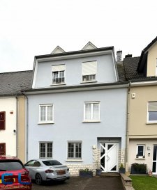 BIVANGE  - (8km de Luxembourg ville) ? Spacieux appartement avec sous-sol aménagé - total 116m2.
Nous vous proposons en exclusivité un bel et très spacieux appartement situé au rez-de-chaussée d'une petite résidence de 3 unités.
L'immeuble, très bien entretenu, est implanté en retrait de la rue principale, offrant ainsi un environnement calme et agréable.

Rez-de-chaussée ? 83 m² :
- Hall d'entrée accueillant
- Salle de douche
- Grande chambre à coucher
- Vaste salon / salle à manger
- Cuisine équipée ouverte
- Accès à une loggia
Sous-sol ? 33 m²:
Accessible depuis le salon par un escalier en colimaçon, il se compose de :
-	Un espace ouvert (bureau ou espace polyvalent)
-	Une chambre ou atelier
-	Une pièce de rangement

- Emplacement de parking extérieur
- Aucun travaux à prévoir
- Disponible a convenir.

Situation calme, restant à 5 minutes à pied de la gare, - trajets directes en bus vers Luxembourg ville, à proximités des écoles et autre commodités. 

Les frais d'agence sont inclus dans le prix de vente et sont à charge du vendeur. 
Pour toute demande de visite ou informations complémentaires, n'hésitez pas à nous contacter au 265341 ou directement notre agent Mme VEIGAS au 621 505 621 ou par mail au cristina.veigas@cl-immo.lu