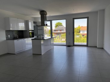 CAPELLEN, 62 Route d'Arlon, magnifique appartement avec trois chambres à coucher comprenant : entrée, WC séparé, salle de bain avec WC pour les enfants, salon et salle à manger, cuisine équipée ouverte sur le living, accès belle terrasse avec vue dégagée, trois chambres à coucher avec parquet au sol. L'étage est accessible à partir de l'ascenseur. Au sous-sol, une cave, buanderie commune et local poubelle. Deux places de parking et un jardin privé. Il est disponible de suite. Contrat de bail de trois ans. Pas d'animaux, NO PETS. Frais d'agence : un mois de loyer + TVA, 50% à charge du bailleur, 50% à charge du locataire. Contact et visites : Rosalba MAITRE, téléphone : 691 550 189 Email : rosalba@parkagence.lu & Arianna GHITTINO, email :  691 205 573, email : arianna@parkagence.lu
