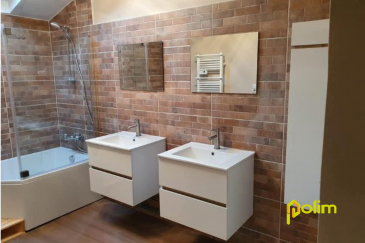 Charmante maison familiale ! .  Découvrez cette belle maison pleine de potentiel, idéalement conçue pour accueillir toute la famille. 
 Au rez-de-chaussée, vous serez séduit par une entrée accueillante, une cuisine équipée ouverte sur une vaste pièce de vie, un salon convivial ainsi qu'une buanderie avec WC. 
 A l'étage, l'espace nuit se compose de trois chambres confortables, d'une salle de bain neuve et un WC séparé. 
 Ce bien est complété par un grenier, une annexe de 31 m2 offrant de multiples possibilités, ainsi que des caves et un agréable jardin à l'arrière, parfait pour vos moments de détente. 
 Le tout sur un terrain de 182m2. 
  
 Les informations sur les risques auxquels ce bien est exposé sont disponibles sur le site Géorisques : www.georisques.gouv.fr