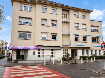 °°°°Appartement 2 chambres à louer au centre de Pétange°°°° 

Cet appartement spacieux est situé au cœur de Pétange, à quelques pas des commerces, écoles, restaurants, transports en commun et de la gare. 

Il se compose de :

* un hall d'entrée
* un grand séjour lumineux d'environ 30 m²
* une cuisine séparée
* 2 chambres
* un balcon
* une salle de bains
* un WC séparé

L'appartement offre de beaux volumes et une disposition fonctionnelle. Des travaux de rénovation ont été fait.

Atouts : emplacement central, gare à proximité immédiate et excellente connexion aux transports.

Charges mensuelles : **250 €**.

°°°°°Important : le premier contact se fait exclusivement par e-mail. Nous ne sommes pas joignables par téléphone pour cette annonce. Après réception de votre demande par e-mail, nous vous recontacterons.°°°°° IMMO@LX2.LU

Location en exclusivité par **LX2 Immo**.