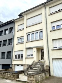 Immeuble de rapport à 4 unités avec cadastre vertical.

Sous-sol : 
- garage pour une voiture 
- Caves 
- Chaudière à gaz 2024
 
RDC :
- Appartement 67m2 avec jardin privatif

1er étage : 
- Appartement 76m2

2e étage :
- Appartement 76m2

3e étage :
- Appartement 75m2 completement neuf