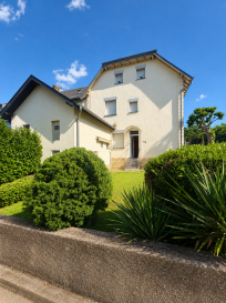 A VENDRE  
Schifflange: Maison 4 chambres avec jardin et terrasse  

JS Partners Immobilière vous propose cette charmante maison libre de trois côtés située dans un quartier calme et recherché de Schifflange, à proximité des commerces, écoles, transports en commun et principaux axes routiers.  

Avec une surface habitable d'environ 100m², cette maison offre de beaux volumes ainsi qu'un agréable espace extérieur.  

La maison se compose comme suit :  

Rez-de-chaussée :  

- Hall d'entrée  
- Salon  
- Cuisine  
- Salle de douche avec WC  

1er étage :  

- Deux chambres  

2ème étage :  

- Deux chambres supplémentaires  

Sous-sol :  

- Cave  
- Local technique  
- Espaces de rangement  

Extérieurs :  

- Terrasse  
- Jardin privatif  

Informations complémentaires :  

- Chaudière gaz Viessmann récente  
- Double vitrage  

Surfaces et dimensions données à titre indicatif.  

Pour plus d'informations ou pour organiser une visite, n'hésitez pas à nous contacter.  

Moura Jemp  
+352621216646