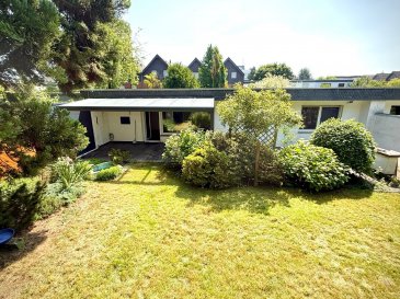 Bungalow, voll unterkellert, in Köln-Neubrück in einer ruhigen Wohnlage mit einem großartigen Grundstück.

Sie wollen:
-	in einem ruhigen Stadtteil leben
-	in 20 Minuten mit den öffentlichen Verkehrsmitteln in der Innenstadt sein
-	in 15 Minuten am Flughafen sein
-	Kindergärten, Grundschulen, Gesamtschule, Apotheken, ein Ärztezentrum, ein Kurbad, ein Altersheim, ein Krankenhaus, Sporteinrichtungen und Einkaufsmöglichkeiten in unmittelbarer Entfernung und fußläufig erreichbar haben
-	Am Waldrand leben
-	Eine gute Nachbarschaft haben 
-	Stunden/Tage mit der Familie/Freunden hinter Ihrem Haus im Grünen verbringen

Dann haben wir die Immobilie für Sie.

Der 1967 erbaute Bungalow ist voll unterkellert. Im Erdgeschoss gelangen Sie am Gäste-WC vorbei in den großzügigen Eingangsbereich. Von hier aus haben Sie den Zugang zu der Küche und über den kleinen Flur zu den 3 hellen Schlafzimmern und dem Badezimmer.
Das angrenzende große Wohnzimmer mit der großen Fensterfront bietet den Blick und den Zugang auf die Terrasse und das Gartengrundstück mit vielen Bäumen und Sträuchern. 
Unmittelbar angrenzend ist die Trasse der Fernwärmeleitung von Rheinenergie und das Waldstück zum Merheimer Krankenhaus. Ein Paradies für viele Vogelarten und die Garantie für Sie das hier keine Wohnbebauung möglich ist und Sie Ihre Ruhe behalten.

Im Kellergeschoss befindet sich eine Bar, ein Kellerraum, ein Abstellraum, der Hauswirtschaftsraum mit dem wartungsfreien Boiler der Fernwärmeheizung, ein WC, eine Sauna mit angrenzender Dusche und dem Ausgang zur Treppe in den Garten und zwei Räume mit 14 und 25 m² Fläche die als Hobbyräume oder Gästezimmer genutzt werden können.

In den letzten Jahren wurden diverse Renovierungen vorgenommen:
-	Bad und zwei Gäste-WC erneuert
-	Fenster erneuert
-	Hochwertige Überdachung von der Terrasse und dem Eingangsbereich 
-	Neue Eingangstür 

Das Flachdach wurde vor 15 Jahren erneuert. Die Rolläden sind elektrisch steuerbar und die Fenster mit Fliegengitter versehen. Im Erdgeschoss wurde der Fußböden mit Echtholzparkett verlegt, im Kellergeschoss Fliesen und Laminat.

Zu der Immobilie gehört eine Garage.

Eine tolle Immobilie für eine Familie für ein schönes Leben in und mit der Natur zu einem fairen Preis. 

Vereinbaren Sie einen Besichtigungstermin und überzeugen sich von den Vorzügen und der Lage.