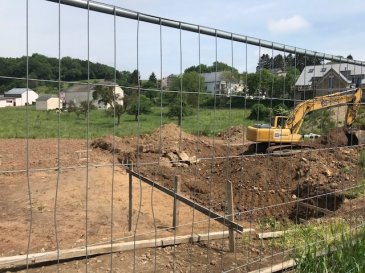 Fis Immo a l'honneur de vous présenter un tout NOUVEAU projet en future construction de 8 maisons jumelées à Moesdorf à seulement 5 minutes de Mersch.

Le projet comprend 4 maisons mitoyennes et 4 maisons libres de 3 côtés.

D'une surface habitable de +ou- 180m2 les maisons seront situées dans une CITÉE très calme de Moesdorf avec une vue imprenable sur la verdure.

Avec des finitions de haut standing et une construction à la pointe de la téchnologie les maisons seront en classe A, disposants de chauffage au sol, ventilation mécanique, pompe à chaleur, triple vitrage, panneaux solaires, ....

Chaque maison COMPRENDRA:

o 4 terrasses (11m2) ; (11.20); (18.80m2); (15.20m2)
o Espace cuisine OUVERTE sur le living et salle à manger (45.40m2)
o 3 CHAMBRES à coucher ( 16 m2); ( 17.25 m2) ; (23.55 m2)
o 3 salles de bains/douche
o 1 grand dressing (9.70)
o 1 WC séparé
o 1 cave
o 1 débarras
o Garage
o 1 Emplacement extérieur devant le garage
o Jardin


N'hésitez pas à nous contacter pour tout complément d'information au 621 508 335 ou par e-mail au fis@fisimmo.lu