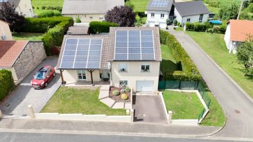 À Vendre : Charmante Maison en Plain-Pied et demi-niveaux à GUINKIRCHEN 57220), proche de Boulay-Moselle et de l’autoroute A4 (METZ-STRASBOURG). 

Découvrez cette charmante maison de plain-pied avec demi-niveaux supérieur et inférieur, édifiée en 2000 par le constructeur HCC.

Située au 2 rue des Vignes, 57220 GUINKIRCHEN, à seulement quelques minutes de Boulay-Moselle et des axes autoroutiers, elle offre une surface habitable de 97,17 m² sur un terrain de 683 m2. 

Cette maison allie confort, modernité et cadre verdoyant, idéale pour une famille ou un couple en quête de tranquillité.

Caractéristiques principales :
•	Disposition : Maison individuelle non mitoyenne, de plain-pied avec demi-niveaux, offrant une pièce de vie lumineuse et fonctionnelle de 46 m2 (Cuisine, salon et séjour).
•	Extérieur : Terrain de 683 m², avec une terrasse carrelée et couverte d’environ 30 m² parfaite pour profiter des beaux jours. 
•	Stationnement pour 5 véhicules sur le côté de la maison et garage pour une voiture avec porte motorisée.
•	Énergie et équipements modernes :
•	Chauffage électrique avec radiateurs à pierres de lave dans toutes les pièces, complété par un poêle à pellets (inclus dans la vente) et 4 splits de climatisation réversible (PAC) pour un confort optimal.
•	Production d’eau chaude par ballon électrique de 300 litres.
•	Fibre optique raccordée pour une connexion internet rapide.
•	Construction de qualité :
•	Murs en agglos de 20 cm avec isolation intérieure (polystyrène sous BA13).
•	Toiture à deux pans avec fermettes et tuiles mécaniques en béton.
•	Isolation des combles avec 40 cm de laine de roche soufflée.
•	Fenêtres en PVC double vitrage avec volets roulants non motorisés.
•	Diagnostics : Classe énergétique C (171) et GES A (5).
•	Environnement et commodités :
•	Proximité immédiate de Boulay-Moselle pour les commerces, services et écoles (regroupement scolaire avec bus à proximité, périscolaire et cantine disponibles).
•	Accès rapide à l’autoroute, idéal pour les trajets vers Metz, Thionville ou Luxembourg.
•	Cadre calme et verdoyant, parfait pour une vie paisible.
Informations financières :
•	Taxe foncière : 451 €/an.
Cette maison est prête à accueillir ses nouveaux propriétaires. Une opportunité rare dans un secteur recherché, alliant confort moderne et situation stratégique. 

Contactez Gérard STOULIG – Agent commercial EI au 06 03 40 33 55 – Mail : agenceabel@gmail.com.

LES FRAIS D’AGENCE SONT A LA CHARGE DU VENDEUR