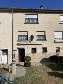 Maison mitoyenne en excellent état, située  dans un quartier résidentiel calme ( place Benelux).
A proximité des écoles, commerces, arrêt de bus ainsi que des excellents axes routiers vers Belval, Esch-Centre, collectrice du sud etc.

La maison se compose comme suit :

Rez-de-chaussée : hall d'entrée ;
Entresol : salon/salle à manger, cuisine équipée et salle de bains ;
1er étage : deux chambres à coucher ;
Combles aménagés : une chambre à coucher avec armoires encastrées ;
Rez-de-jardin : cave, buanderie/chaufferie, pièce pouvant servir de salle à manger ou de salon, avec accès direct à la terrasse et au jardin.

Cette maison offre un agencement fonctionnel et agréable, ainsi qu'un espace extérieur idéal pour profiter des beaux jours.

Facilité de stationnement devant la maison.

Disponible à convenir. 
Les frais d'agence sont inclus dans le prix de vente et à charge du vendeur.
Pour toute visite ou information complémentaire, contactez-nous au 26 53 41, ou Mr GOMES au 621 29 44 30  / marco.gomes@cl-immo.lu