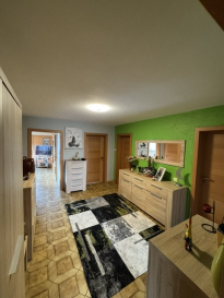 Charmant et bien entretenu appartement à Oberkorn ? lumineux, calme et bien situé

Cet appartement lumineux et soigneusement entretenu se situe au 2? étage d'une petite résidence de seulement quatre unités à Oberkorn.
Avec une surface habitable d'environ 92 m² (hors cave et balcon), il offre un cadre de vie confortable dans un environnement calme, à seulement quelques minutes de la gare et de Belval.

Disposition :
-Hall d'entrée / couloir
-Spacieux salon
-Cuisine entièrement équipée avec accès au balcon
-Deux chambres à coucher
-Salle de bain
-WC séparé
-Cave privée / buanderie
-Espace privatif dans le grenier commun

Atouts et particularités :
-Appartement et résidence en excellent état
-Pièces lumineuses
-Aucune rénovation majeure à prévoir
-Proximité de la gare et de Belval
-Petite résidence agréable
-Charges modérées

Informations complémentaires :
-Année de construction : 1980
-Chauffage au gaz (2015)
-Double vitrage
-Volets roulants manuels
-Pas d'ascenseur
-Pas de garage privé (possibilité de location à proximité)

Charges mensuelles : env. 250 € (taxes comprises, hors électricité et syndic)

Cet appartement est idéal pour un couple ou une petite famille recherchant un bien soigné, dans un quartier calme mais central.
