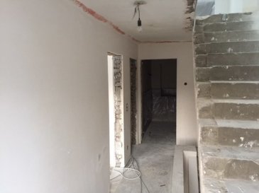 TEMPOCASAPRESTIGE BELVAUX vous propose à la vente cette maison complétement rénové avec gout, un grand living cuisine 70 m2, 3 chambres + 1 chambre en suite avec dressing et salle de douche complète, 1 salle de bain/1 salle de douche, 1 toilette séparé, un grand garage et la maison se trouve sur un terrain 7 ares de terrain. Contact Oliveira Dominique
tél : 621 202 210.  