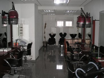 A louer : Local commercial à Bonnevoie, près de la rue du laboratoire. A 5 min. du quartier de la Gare de Luxembourg, il comporte actuellement un salon de coiffure entièrement équipé.
Le fond de commerce est à vendre avec tout le matériel ( Prix à discuter ).

Ce bien ce compose de : 

- 1 local commercial (salon de coiffure) 
- 1 WC Femmes 
- 1 WC Hommes 
- 1 kitchenette
- 1 stock avec point d’eau 
- 2 caves
- Vidéo surveillance

A proximité directe du centre ville de Luxembourg, proche des transports publics et de toutes les commodités, à 10 min du Kirchberg. Transports publics à moins de 5 min. 

N'attendez plus, contactez-nous par mail sur info@gng.lu ou au 621 366 377. 

Découvrez toutes nos offres sur www.gng.lu