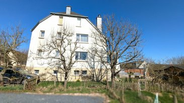 Immo Nordstrooss vous propose en vente une charmante maison libre des trois cotes située à proximité de l'autoroute ainsi que du centre ville avec toutes ses commodités à Mersch sise sur un terrain de +/-3.78 ares.

Construite en 1994 sur un terrain de 3,78 ares, elle offre une surface totale de 241 m², dont 182 m² habitables.

Caractéristiques principales
- Année de construction : 1994
- Véranda ajoutée en : 1999
- Aménagement des combles en : 2004
- Chauffage : Mazout; poêle à bois
- Fenêtres : Double vitrage
- Classe énergétique : D
- Classe d'isolation thermique : E

Composition de la maison:
Rez-de-chaussée - Hall d'entrée avec garde-robe - WC séparé - Cuisine équipée (13 m²) - Séjour lumineux (33 m²) - Véranda spacieuse (23 m²) donnant accès au jardin

1er étage - 3 chambres à coucher (17 m², 15 m² et 11 m²) - Salle de bain avec baignoire et toilette (7 m²) - Débarras (3 m²)
2e étage - 2 chambres (13 m² et 13 m²) - Salle de bain avec douche (3,5 m²) - Petit bureau (4,3 m²)
Sous-sol - Garage pour 2 voitures - Buanderie - Réserve - Chaufferie Extérieurs - Jardin - Parking extérieur La maison se trouve dans un environnement calme, mais proche de la gare et des commerces.

Pour tout renseignement complémentaire ou information veuillez nous contacter par email info@immonordstrooss.lu ou par Tél: 691 850 805.

Proposition de crédit/financement à taux compétitif auprès des banques Luxembourgeoise incluse dans nos services gratuits.
