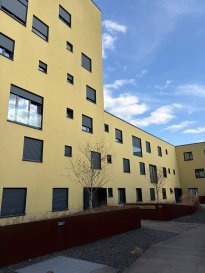 Appartement 1 chambre à louer ? Belvaux (Waassertrap)

Loyer : 1.850 € / mois  
Charges : 300 € / mois  
Disponible à partir du 1er septembre 2026  

JS Partners Immobilière vous propose ce superbe appartement moderne de 74 m², situé au 3? étage d'une résidence récente et parfaitement entretenue à Belvaux ? Waassertrap.

Bénéficiant d'un passeport énergétique B/D, ce bien offre un excellent confort de vie grâce à ses prestations de qualité, sa luminosité et son agencement fonctionnel.

L'appartement se compose comme suit :

- Hall d'entrée  
- Spacieux séjour avec salon et salle à manger  
- Cuisine ouverte entièrement équipée  
- 1 grande chambre à coucher  
- Salle de bains avec douche à l'italienne et WC  
- Cave privative  
- Buanderie commune  
- 1 emplacement de parking intérieur  

Informations complémentaires :

- Surface habitable : 74 m²  
- Étage : 3?  
- Passeport énergétique : B/ D  
- Résidence récente (2010)  
- Disponible dès le 1er septembre 2026  

Situé dans un quartier résidentiel calme et recherché, l'appartement bénéficie d'un emplacement privilégié à proximité des commerces, écoles, transports en commun, de la gare de Belval ainsi que des principaux axes autoroutiers.

Surfaces et dimensions données à titre indicatif.

Pour plus d'informations ou pour organiser une visite, n'hésitez pas à nous contacter.

Moura Jemp  
+352621216646
