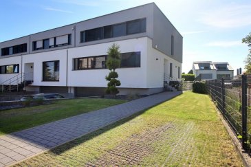 Contactez-le +352 621 323 867 pour cette annonce.

Maison d'exception dans une cité résidentielle très prisée à OLM (Kehlen, proche Cappellen-Mamer).

Cette maison contemporaine achevée en 2019 allie esthétique, confort moderne et performance énergétique. Elle offre des prestations premium, un jardin aménagé, une salle de fitness et pas moins de cinq emplacements de stationnement.
________________________________________

Caractéristiques générales :

	Maison (construction achevée en 2019)
	Passeport énergétique : classe A-B
	Surface généreuse, finitions haut de gamme
	Jardin clôturé avec terrasse plein sud-ouest
________________________________________

Technologie et confort :

Pompe à chaleur combinée à des panneaux solaires thermiques pour le chauffage de l'eau

Installation photovoltaïque de 6,5 kW pour la production électrique en autoconsommation

Chauffage au sol sur toute la surface habitable

Triple vitrage pour un confort thermique et acoustique optimal

Ventilation mécanique double flux avec récupération de chaleur

Domotique KNX avec luminaires intégrés dans les plafonds design haut de gamme

Système audiovisuel (AV) connecté pour une expérience multimédia intégrée
________________________________________

Disposition des espaces :

Rez-de-jardin - Espace de vie: 

Hall d'entrée avec placard & WC séparé
Grand séjour lumineux avec espace salle à manger
Cuisine ouverte entièrement équipée (électroménagers de marque Miele)
Accès direct à la terrasse et au jardin 

Étage supérieur - Espace nuit:

Trois chambres à coucher, dont une master suite avec dressing sur mesure et salle de bain privative
Salle de bain supplémentaire avec douche à l'italienne

Sous-sol entièrement aménagé:

Salle de fitness privée
Local technique 
Buanderie et espace de rangement
________________________________________
Stationnement  - emplacements privés

Garage fermé (2 voitures côte à côte)
2 emplacements extérieurs devant la maison
2 emplacements supplémentaires devant le garage

Total : 6 emplacements de stationnement (intérieurs et extérieurs)
________________________________________

Atouts supplémentaires :

Environnement calme, verdoyant et sécurisé
Proche des commodités, écoles et transports
Maison connectée, écologique et économique à l'usage

N'hésitez pas à nous joindre pour plus de renseignements.