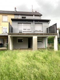 Maison jumelée - 118m ². EN EXCLUSIVITÉ chez PANETTA IMMOBILIER !

Maison jumelée T6 de 118m² habitables située au 17 rue Erckmann Chatrian sur 336m² de terrain composée comme suit:

-sous-sol surélevé: grand garage avec porte motorisée, buanderie avec placards coulissants donnant accès à une terrasse et jardin avec remise, salle d'eau, dbarras, 1 pièce bureau

-rez-de-chaussée surélevé: entrée, dégagement, cuisine équipée ouverte sur salon et salle manger avec accès à une grande terrasse, salle de bains, w-c

-étage: dégagement et trois chambres, possibilité de faire une petite salle d'eau (canalisation existante)

NB: façade isolante, double vitrage PVC motorisé, chaudière gaz, climatisations réversibles, allée de garage, toiture en très bon état assez récente

Pour informations et visites Rocco PANETTA au 06 88 56 77 94

Les informations sur les risques auxquels ce bien est exposé sont disponibles sur le site Géorisques : www.georisques.gouv.fr

PS: la maison a été classée en E car il n y avait pas la présence de factures et pas d'accès au grenier lors de la visite concernant certains éléments d'isolation mais il n'y aura pas de travaux à prévoir !