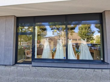 Local commercial avec une surface de 102,50 m2 agencé comme suit :

Entrée, surface commerciale avec cloisons amovibles, kitchenette, bureau, WC

Le local sera disponible à partir du 16 février 2026.

Pour tous renseignements supplémentaires ou convenir d'un rendez-vous pour une visite, veuillez nous contacter par téléphone au (+352) 691 400 705 ou par courriel : info@17b.lu

 ---------- 
Geschäftslokal mit einer Fläche von 102,50 m2, die wie folgt angeordnet ist:

Eingang, Geschäftsfläche mit abnehmbaren Trennwänden, Küchenzeile, Büro, WC

Das Ladenlokal wird ab dem 16. Februar 2026 zur Verfügung stehen.

Für weitere Informationen oder um einen Besichtigungstermin zu vereinbaren, kontaktieren Sie uns bitte telefonisch unter (+352) 691 400 705 oder per E-Mail: info@17b.lu

 ---------- 
Commercial premises with a surface area of 102.50 m2 arranged as follows:

Entrance, sales area with removable partitions, kitchenette, office, WC

The premises will be available from February 16, 2026.

For further information or to arrange a viewing, please contact us by telephone on (+352) 691 400 705 or by e-mail: info@17b.lu