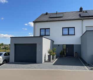 A VENDRE

Sublime maison libre de 3 côtés, située à Ettelbruck.

Caractéristiques principales :
- Certificat énergétique : B
- Année de construction : 2022
- Surface habitable : +- 140m2

Rez-de-chaussée :
- Hall d'entrée
- Spacieux salon avec accès à la terrasse et au jardin
- Cuisine ouverte équipée
- WC séparé
- Buanderie/Salle technique

Premier étage :
- Hall de nuit
- 3 chambres dont une avec un dressing
- Salle de bain

Combles aménageables

Parking :
- Garage fermé pour une voiture
- Espace devant la maison pour 2 voitures

Atouts de cette maison :
- Terrasse: +- 25m2
- Jardin: +- 110m2
- Panneaux solaires
- VMC
- Chauffage au sol
- Triple vitrage
- Chauffage au gaz
- Volets électriques

Environnement calme, à proximité de toutes les commodités.

Nous vous invitons à contacter:
Moura Jemp
Tèl: +352621216646

Les surfaces et dimensions sont données à titre indicatif.