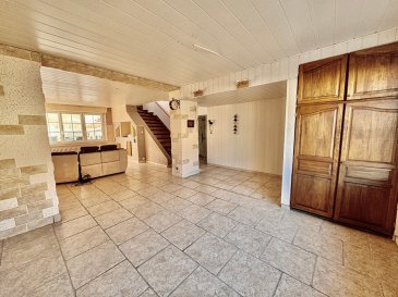 Maison de village WALDWEISTROFF. Maison de village composée au rez-de-chaussée d'un grand salon/salle à manger, d'une cuisine aménagée équipée, d'une cuisine d'été, d'un wc, d'un patio avec véranda, de deux garages (possibilité trois véhicules), d'un parking quatre places, d'une chambre froide.
A l'étage, six chambres, une salle de bain avec douche à l'italienne et baignoire d'angle, un wc, une buanderie.
Au sous-sol, quatre caves.
Ainsi que ses dépendances pour une surface totale de 305,7 m2.
Le tout implanté sur un grand terrain plat arboré et clôturé de 14 ares 80.