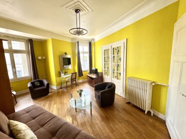 Quartier Impérial   Bel appartement 3 pièces avec balcon à 7.  3 pièces 68 m2 au 1er étage. Quartier Gare/Nouvelle ville ; la gare de Metz est à 5 minutes, 500 m à pied. Idéal frontalier solo/couple pour train quotidien ou rejoindre l'entrée de l'autoroute à 700 m.
 Cet appartement lumineux, avec fenêtres en double vitrage, dispose de 2 chambres au calme, orientées sud-ouest   se situe au 1er étage d'un immeuble 1930, avec tous commerces à proximité immédiate.
 Composé d'une entrée distribuant toutes les pièces, d'une cuisine équipée - avec un cellier   avec son balcon sur cour, d'un salon-séjour de 20 m2 bien orienté sud/sud-ouest, offrant une vue dégagée sans vis-à-vis, de 2 chambres (11,75 m2 et 13,6 m2), d'une salle de bains avec baignoire, d'un WC séparé. HSP 3 m. Parquet chêne dans les pièces de vie. DPE E. Charges mensuelles : 75 euros par mois (incluant l'entretien d'un ascenseur en demi-étage). Chaudière individuelle au gaz. Une cave. Surface Carrez 68,28 m2. Taxe foncière 2026 annuelle (estimée) ca. 950 EUR.
 Emplacement rêvé au coeur du quartier impérial pour conjuguer vie professionnelle et loisirs urbains, du marché dominical de Sainte-Thérèse à 400 m à la détente au plan d'eau en quelques foulées   et ses espaces verts  , être en 10 mn au centre-ville, aller à la boulangerie d'en bas ou à celle d'à côté ...